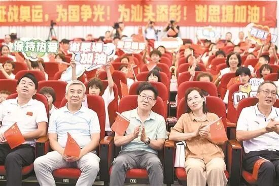 “他復(fù)出才一年多，能奪冠真的很不容易” 謝思埸家人與汕頭體校師生昨晚一起觀賽